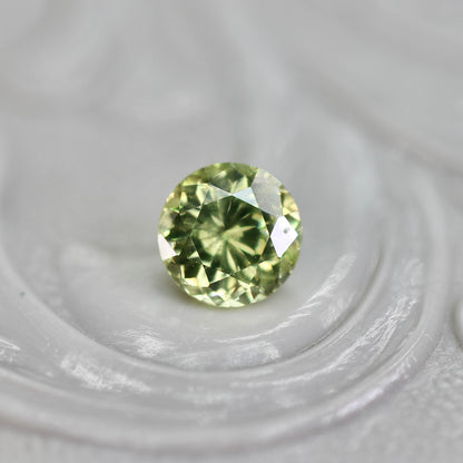 グリーンジルコン 0.40ct ラウンドカット 4.2mm×4.2mm×2.8mm【MJ2769】