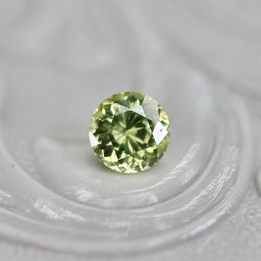 グリーンジルコン 0.40ct ラウンドカット 4.2mm×4.2mm×2.8mm【MJ2769】