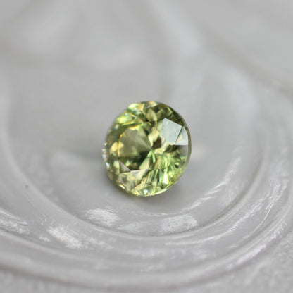 グリーンジルコン 0.40ct ラウンドカット 4.2mm×4.2mm×2.8mm【MJ2769】