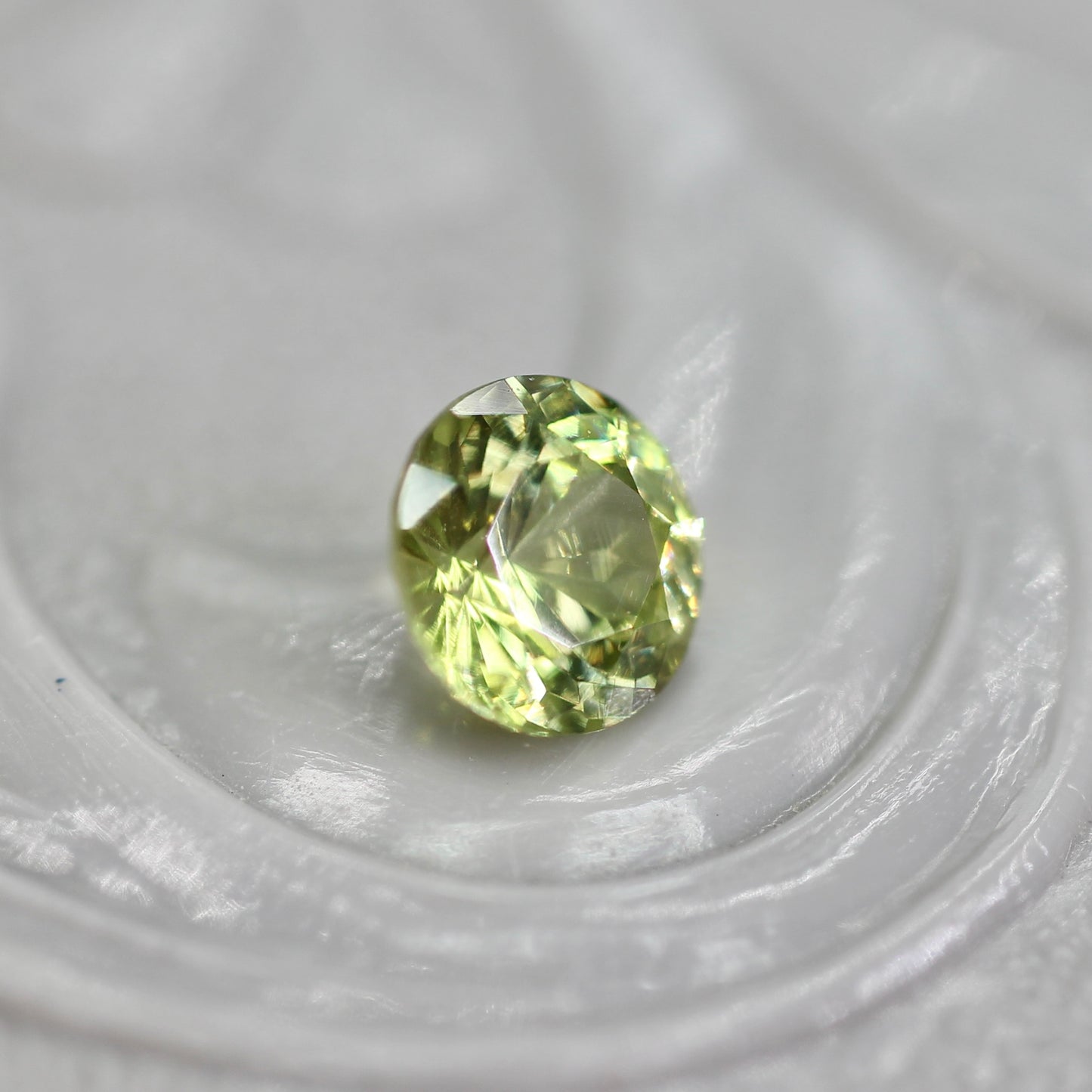 グリーンジルコン 0.40ct ラウンドカット 4.2mm×4.2mm×2.8mm【MJ2769】