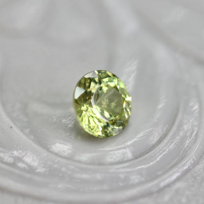 グリーンジルコン 0.40ct ラウンドカット 4.2mm×4.2mm×2.8mm【MJ2769】