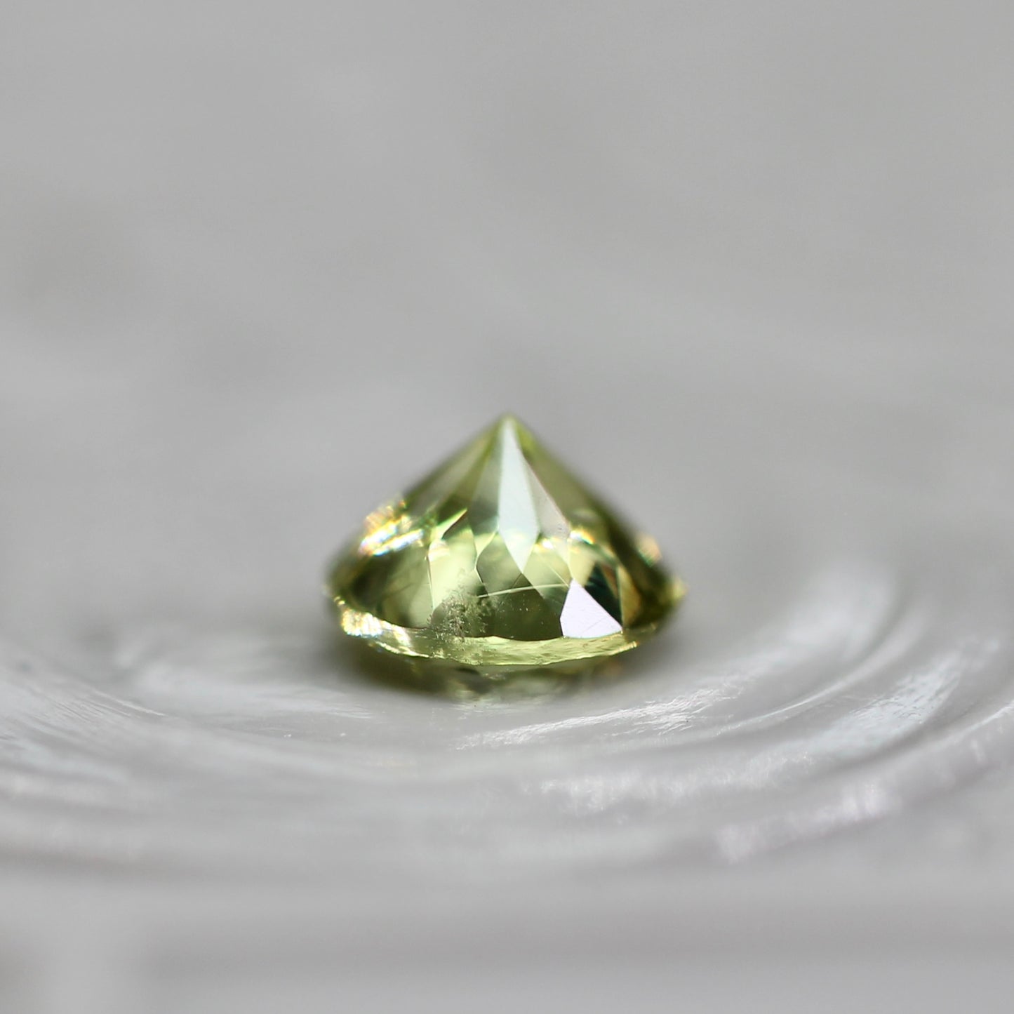 グリーンジルコン 0.40ct ラウンドカット 4.2mm×4.2mm×2.8mm【MJ2769】