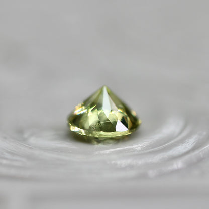 グリーンジルコン 0.40ct ラウンドカット 4.2mm×4.2mm×2.8mm【MJ2769】