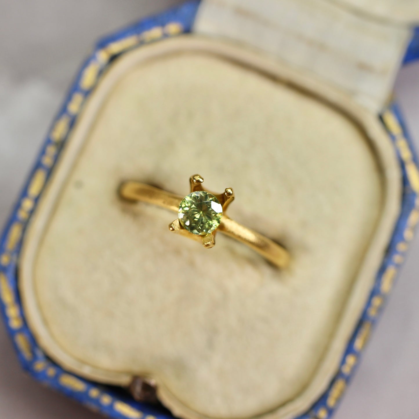 グリーンジルコン 0.40ct ラウンドカット 4.2mm×4.2mm×2.8mm【MJ2769】