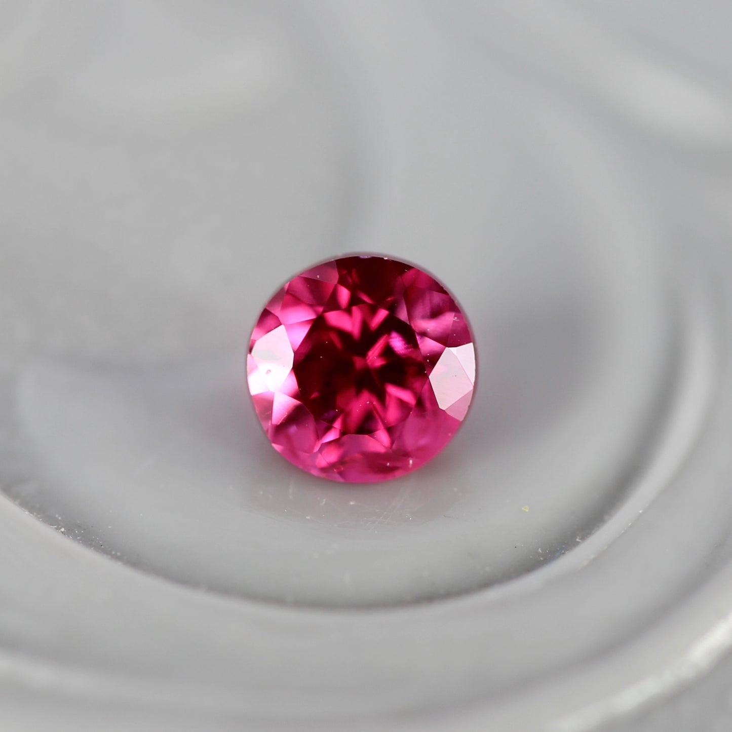 ピンクスピネル 0.17ct ラウンドカット 3.3mm×3.3mm×2.3mm【MJ2752】