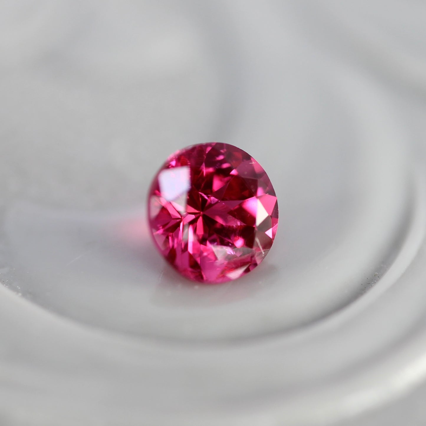 ピンクスピネル 0.17ct ラウンドカット 3.3mm×3.3mm×2.3mm【MJ2752】