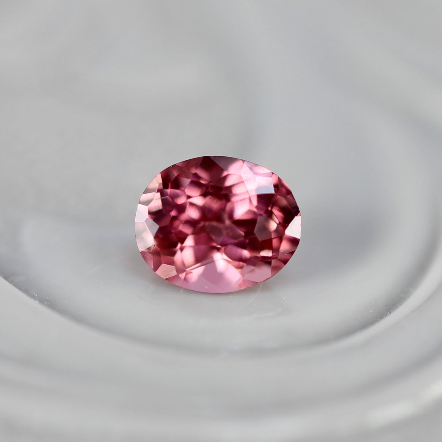 ピンクスピネル 0.21ct オーバルカット 3.5mm×3.1mm×2.3mm【MJ2753】
