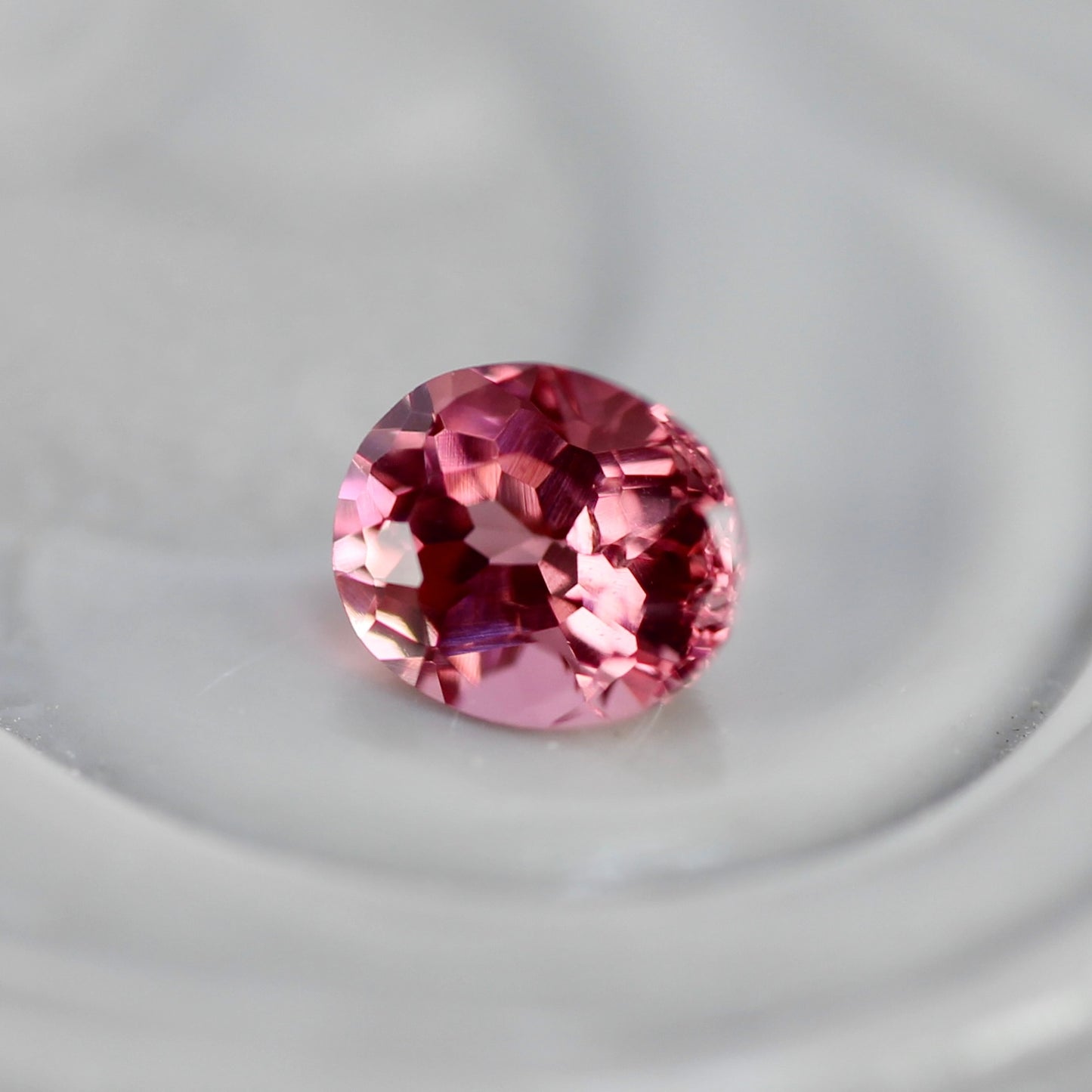 ピンクスピネル 0.21ct オーバルカット 3.5mm×3.1mm×2.3mm【MJ2753】