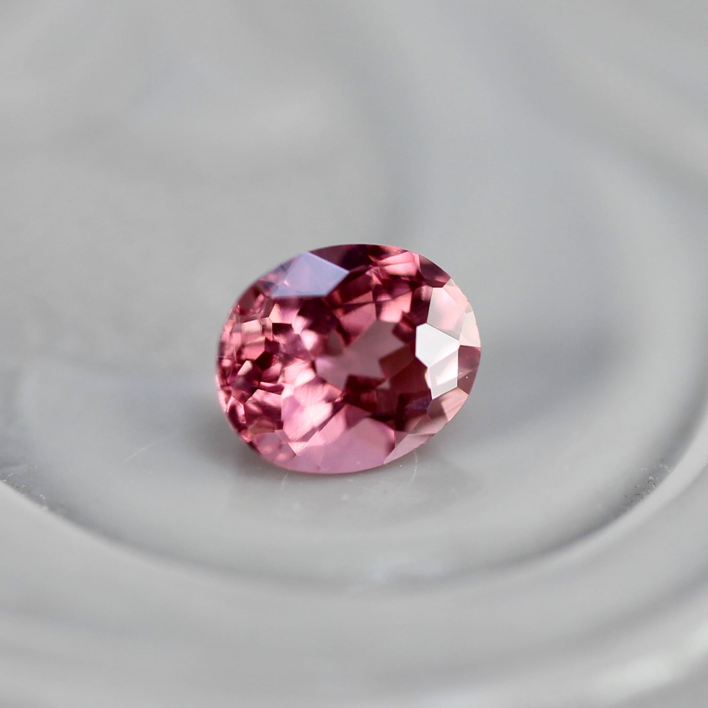 ピンクスピネル 0.21ct オーバルカット 3.5mm×3.1mm×2.3mm【MJ2753】