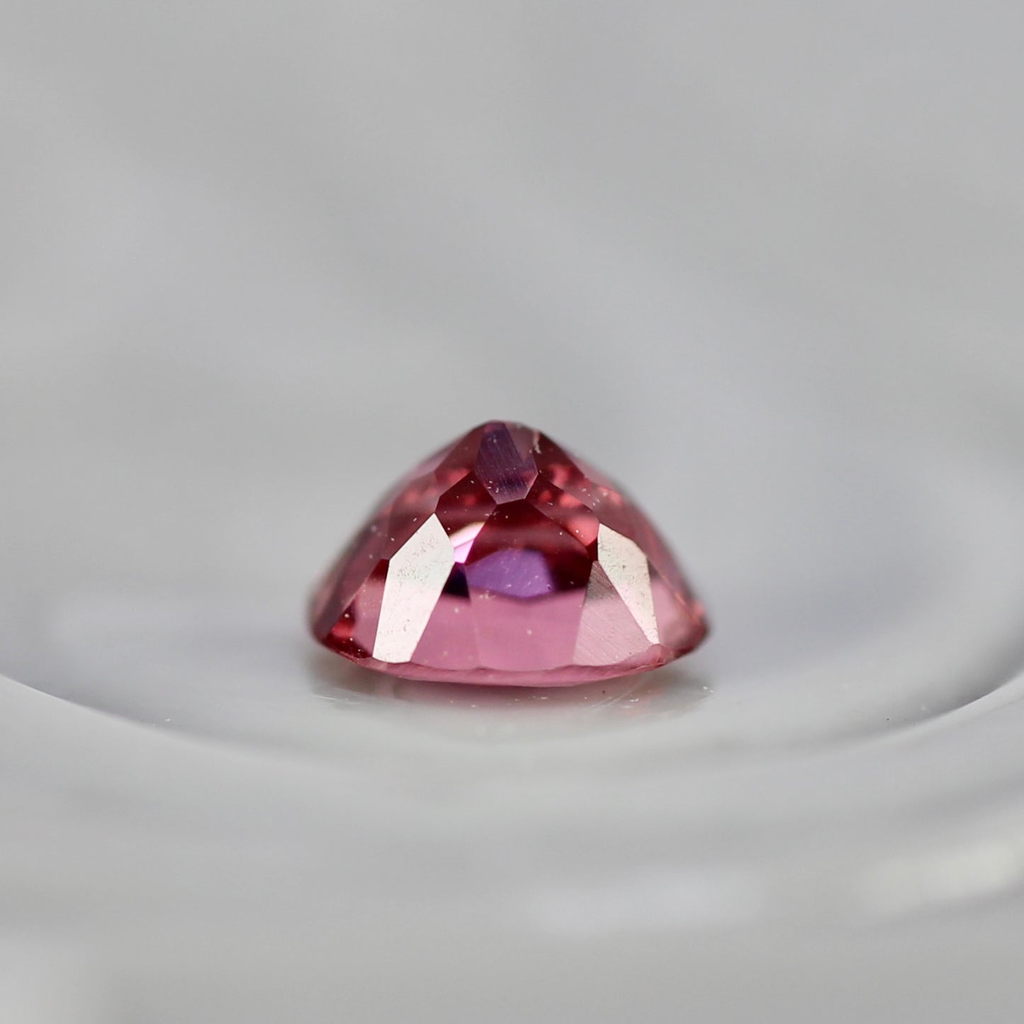 ピンクスピネル 0.21ct オーバルカット 3.5mm×3.1mm×2.3mm【MJ2753】