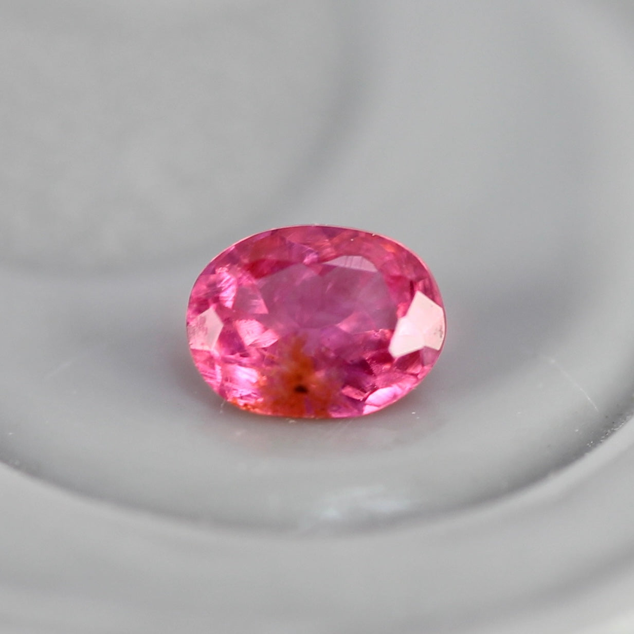 ピンクスピネル 0.09ct オーバルカット 3.1mm×2.4mm×1.5mm【MJ2754】