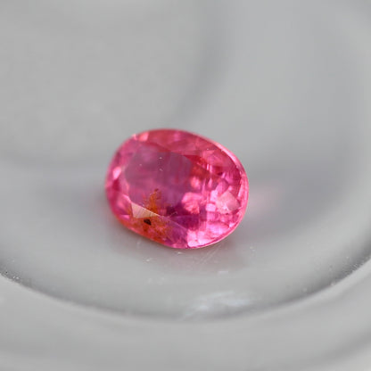 ピンクスピネル 0.09ct オーバルカット 3.1mm×2.4mm×1.5mm【MJ2754】