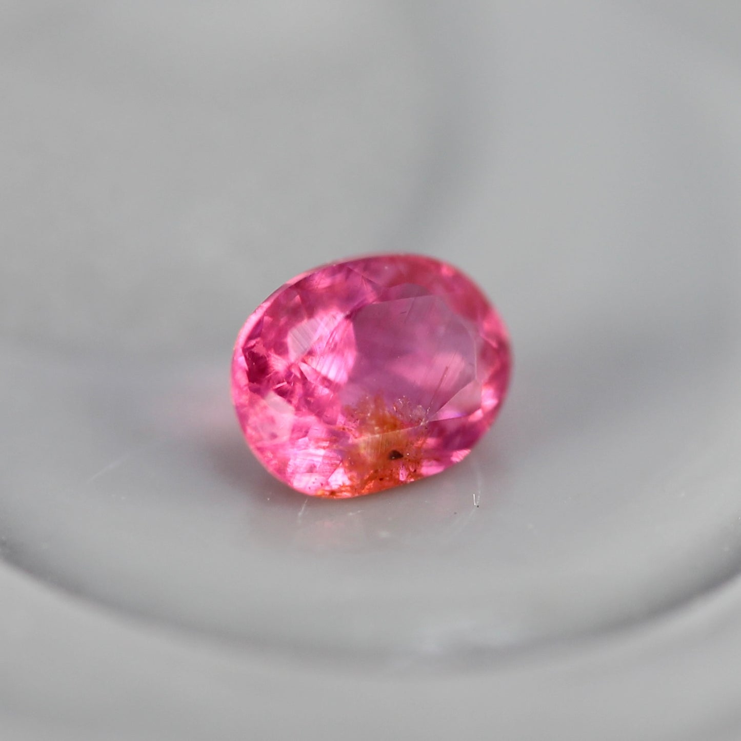 ピンクスピネル 0.09ct オーバルカット 3.1mm×2.4mm×1.5mm【MJ2754】