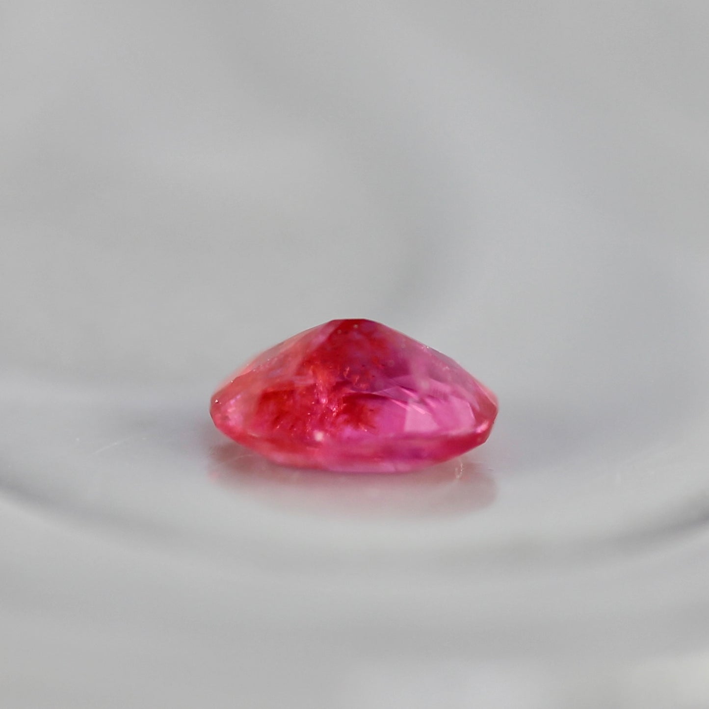 ピンクスピネル 0.09ct オーバルカット 3.1mm×2.4mm×1.5mm【MJ2754】