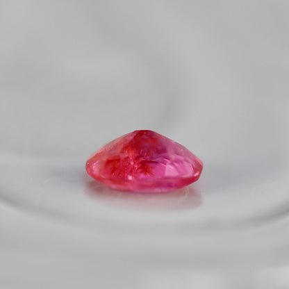 ピンクスピネル 0.09ct オーバルカット 3.1mm×2.4mm×1.5mm【MJ2754】