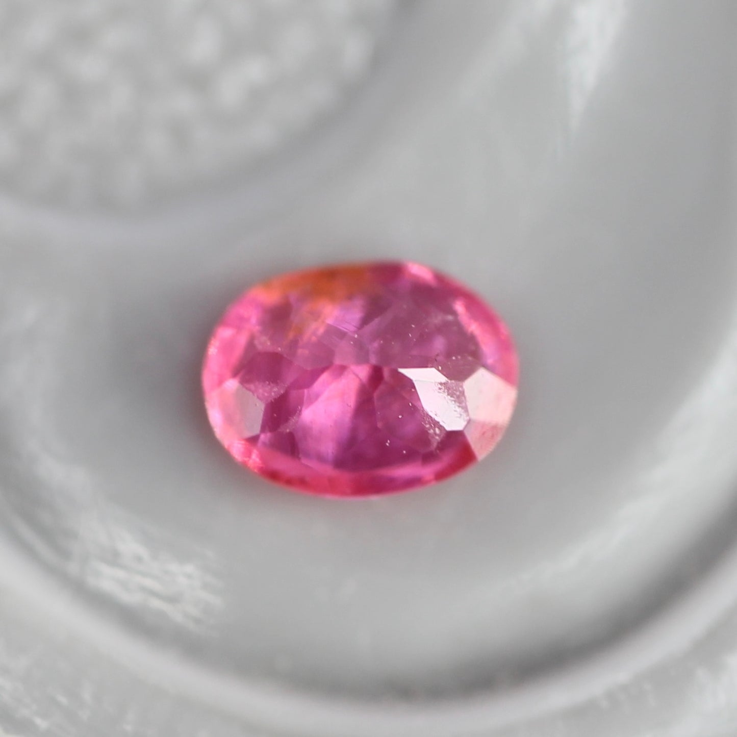 ピンクスピネル 0.09ct オーバルカット 3.1mm×2.4mm×1.5mm【MJ2754】