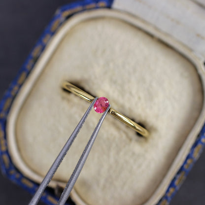 ピンクスピネル 0.09ct オーバルカット 3.1mm×2.4mm×1.5mm【MJ2754】