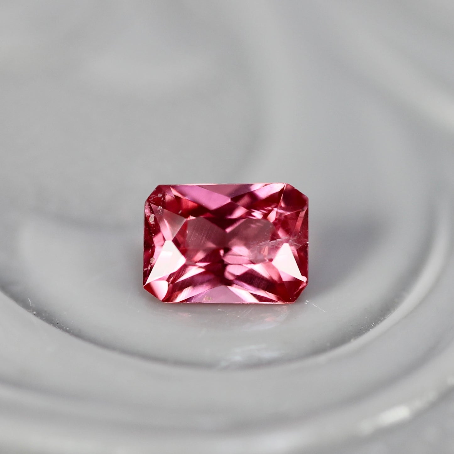 ピンクスピネル 0.20ct レクタングルカット 3.8mm×2.8mm×2.1mm 【MJ2755】