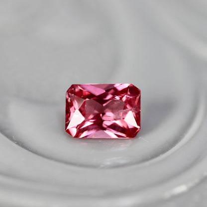 ピンクスピネル 0.20ct レクタングルカット 3.8mm×2.8mm×2.1mm 【MJ2755】