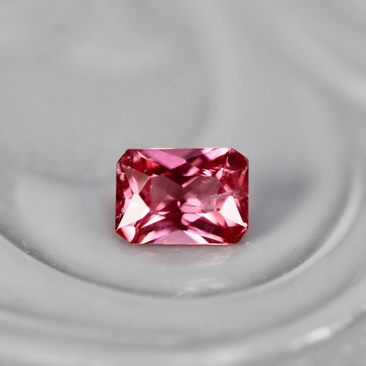 ピンクスピネル 0.20ct レクタングルカット 3.8mm×2.8mm×2.1mm 【MJ2755】