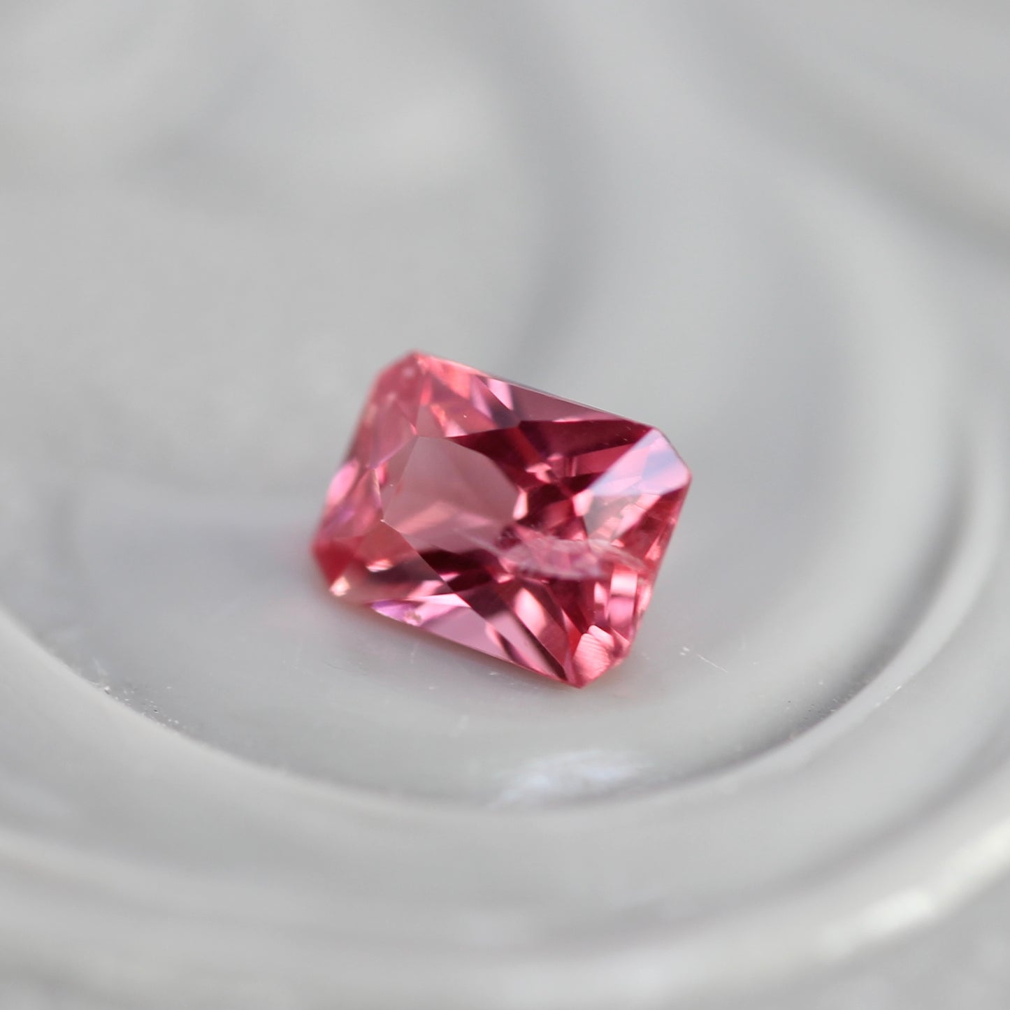 ピンクスピネル 0.20ct レクタングルカット 3.8mm×2.8mm×2.1mm 【MJ2755】