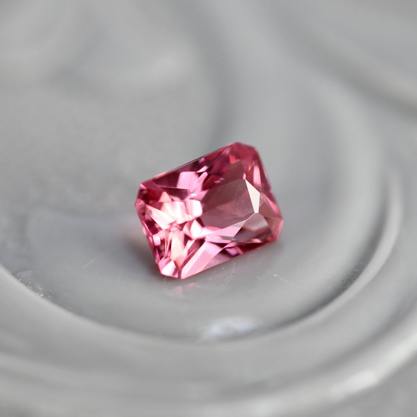 ピンクスピネル 0.20ct レクタングルカット 3.8mm×2.8mm×2.1mm 【MJ2755】