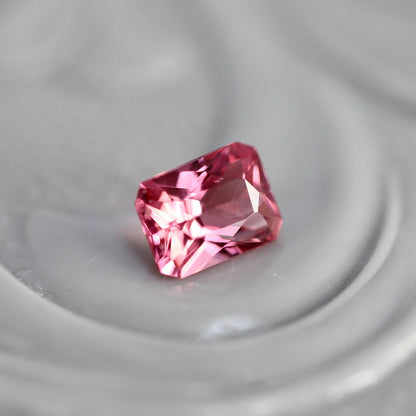 ピンクスピネル 0.20ct レクタングルカット 3.8mm×2.8mm×2.1mm 【MJ2755】