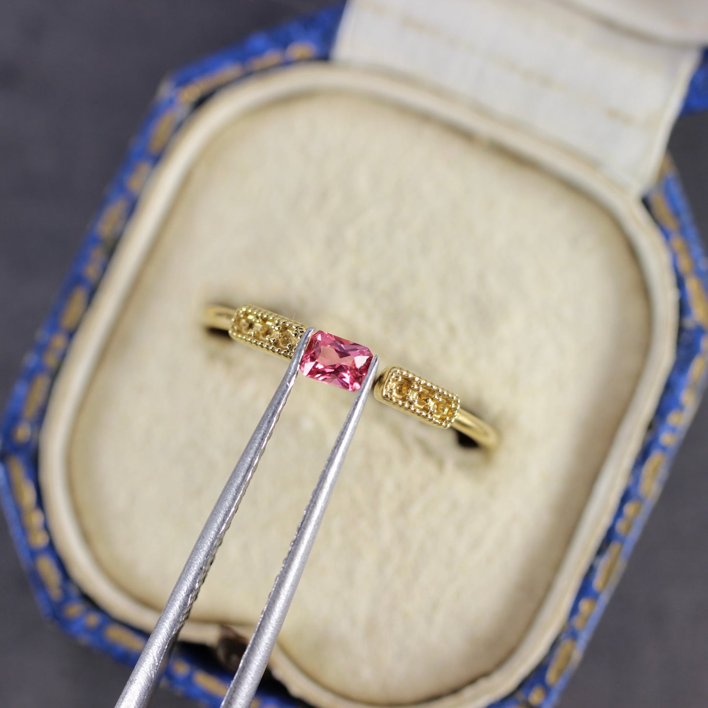 ピンクスピネル 0.20ct レクタングルカット 3.8mm×2.8mm×2.1mm 【MJ2755】