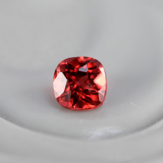 レッドスピネル 0.08ct クッションカット 2.4mm×2.4mm×1.8mm【MJ2756】