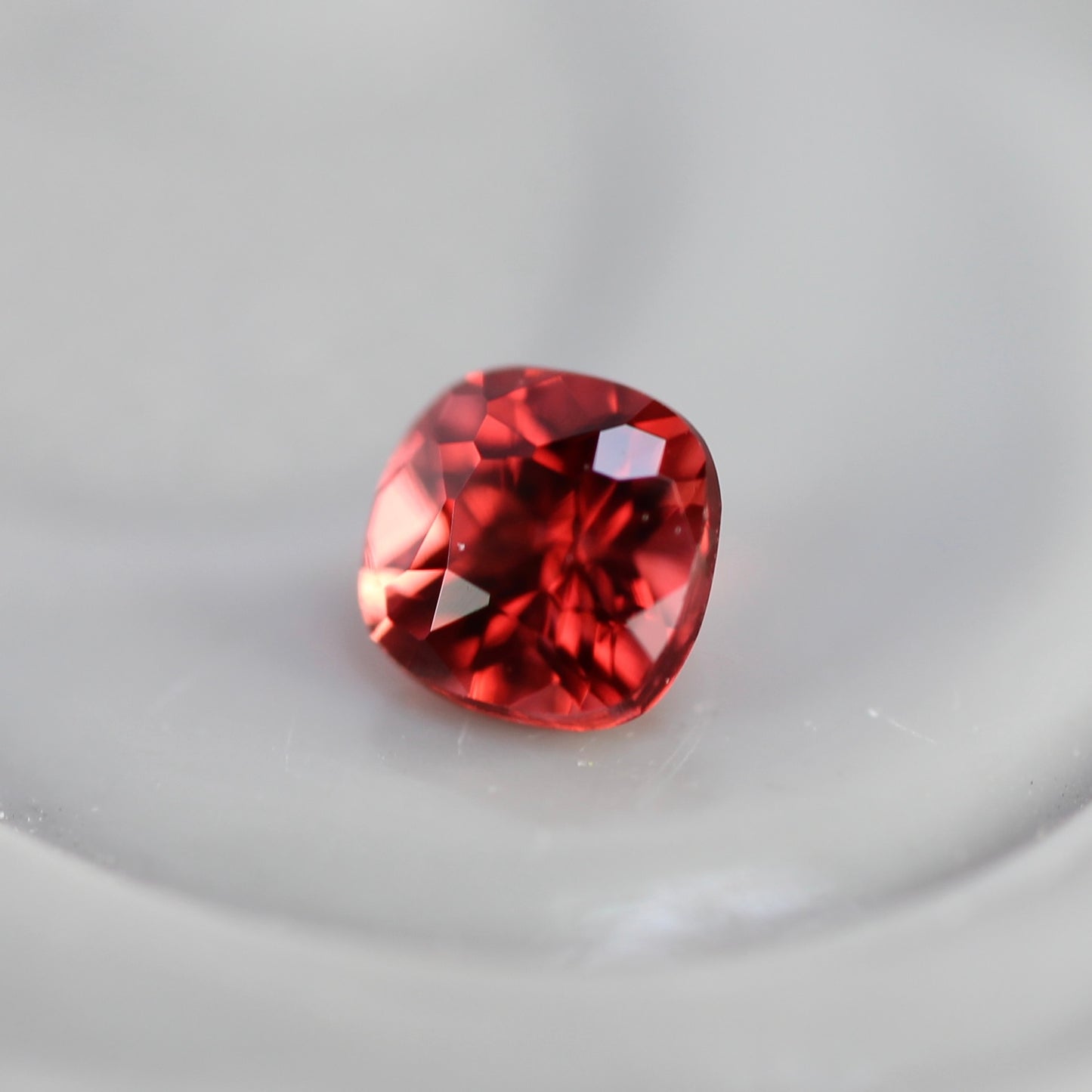 レッドスピネル 0.08ct クッションカット 2.4mm×2.4mm×1.8mm【MJ2756】