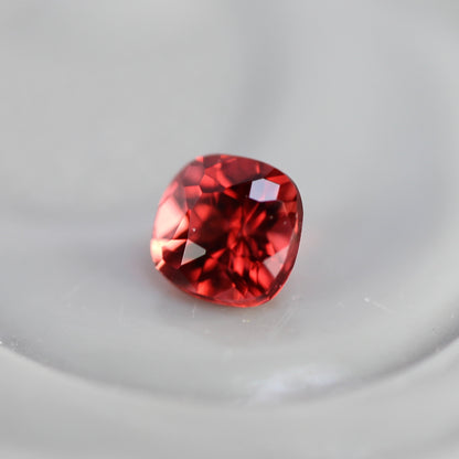 レッドスピネル 0.08ct クッションカット 2.4mm×2.4mm×1.8mm【MJ2756】