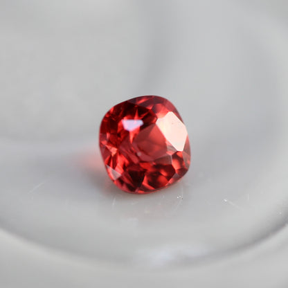 レッドスピネル 0.08ct クッションカット 2.4mm×2.4mm×1.8mm【MJ2756】