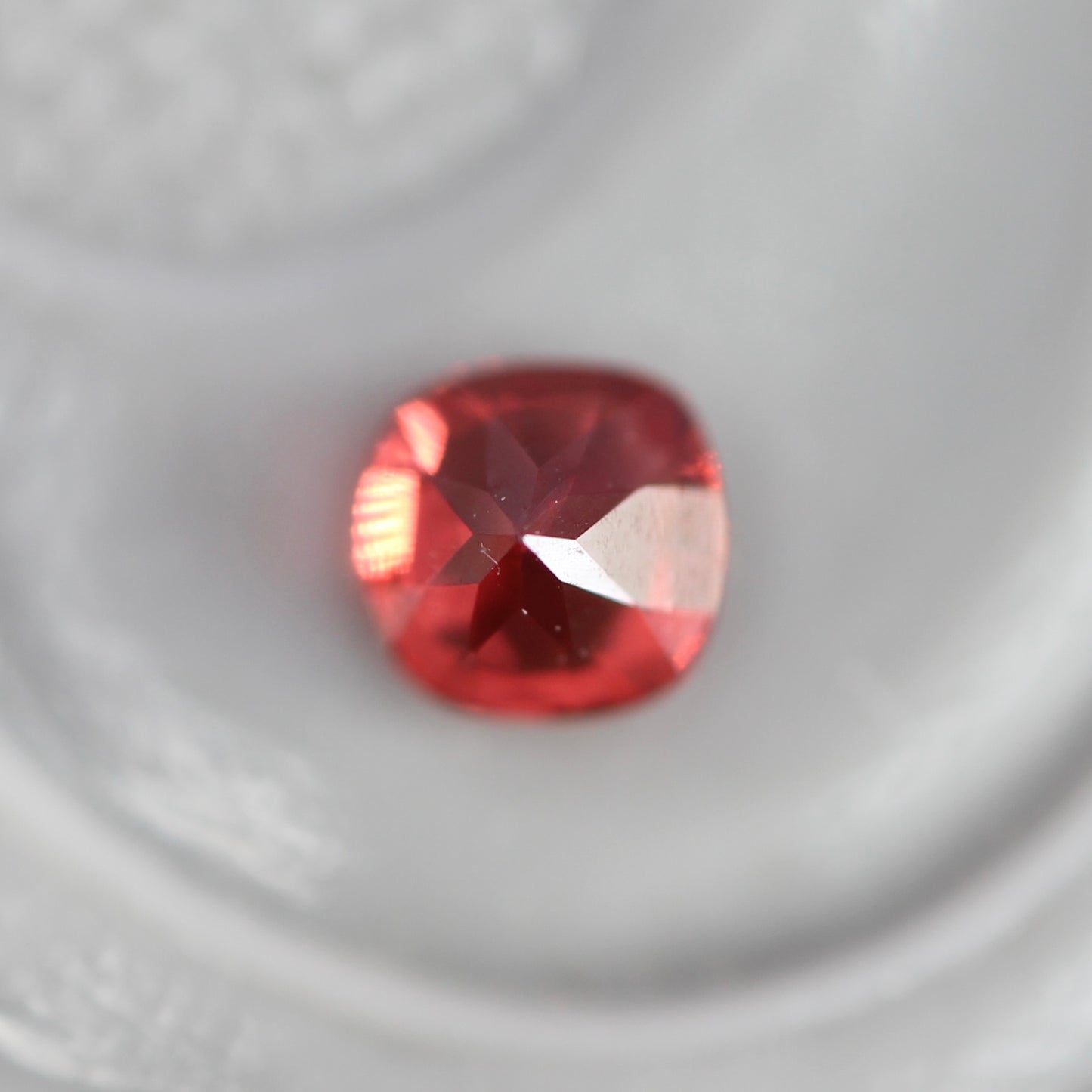 レッドスピネル 0.08ct クッションカット 2.4mm×2.4mm×1.8mm【MJ2756】
