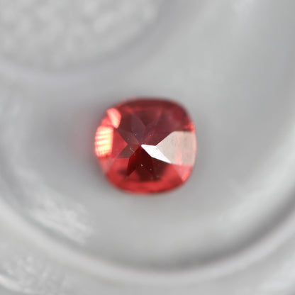 レッドスピネル 0.08ct クッションカット 2.4mm×2.4mm×1.8mm【MJ2756】