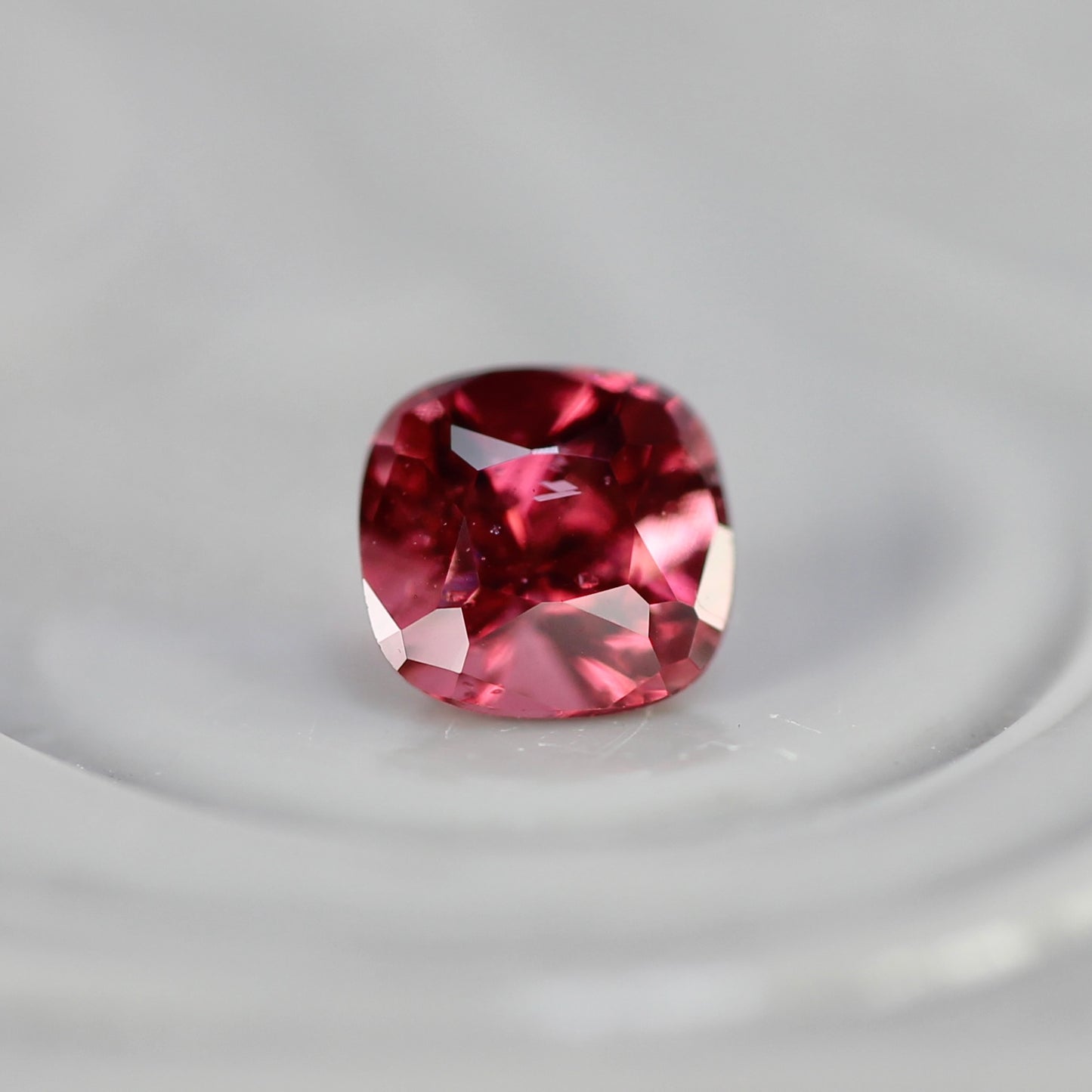 ピンクスピネル 0.23ct クッションカット 3.4mm×3.2mm×2.5mm【MJ2757】