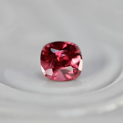 ピンクスピネル 0.23ct クッションカット 3.4mm×3.2mm×2.5mm【MJ2757】