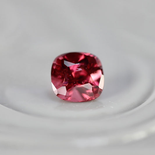 ピンクスピネル 0.23ct クッションカット 3.4mm×3.2mm×2.5mm【MJ2757】