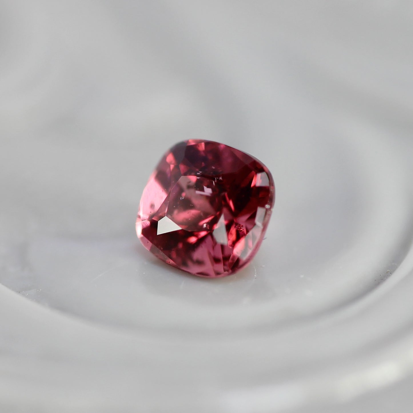 ピンクスピネル 0.23ct クッションカット 3.4mm×3.2mm×2.5mm【MJ2757】
