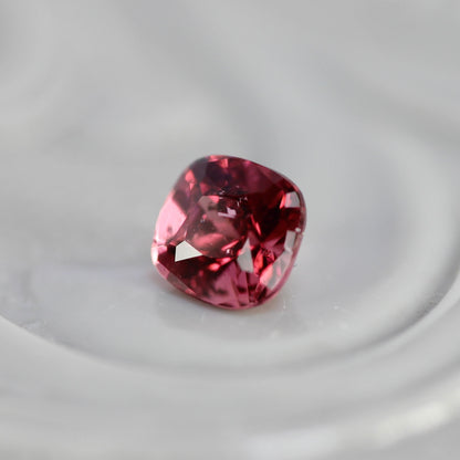 ピンクスピネル 0.23ct クッションカット 3.4mm×3.2mm×2.5mm【MJ2757】