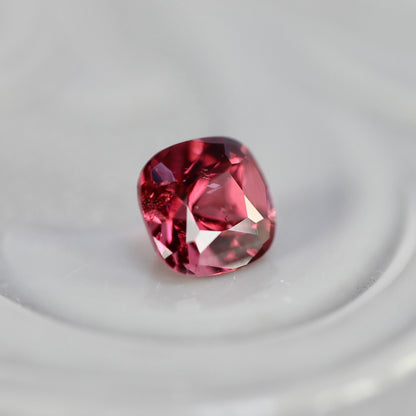 ピンクスピネル 0.23ct クッションカット 3.4mm×3.2mm×2.5mm【MJ2757】