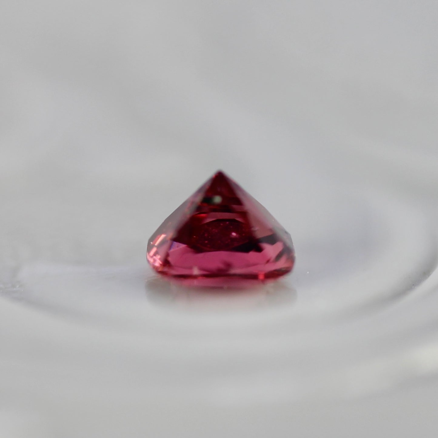 ピンクスピネル 0.23ct クッションカット 3.4mm×3.2mm×2.5mm【MJ2757】