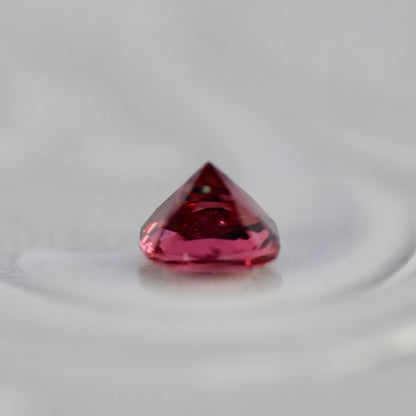 ピンクスピネル 0.23ct クッションカット 3.4mm×3.2mm×2.5mm【MJ2757】