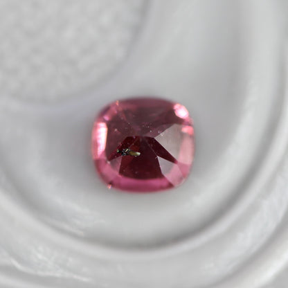 ピンクスピネル 0.23ct クッションカット 3.4mm×3.2mm×2.5mm【MJ2757】