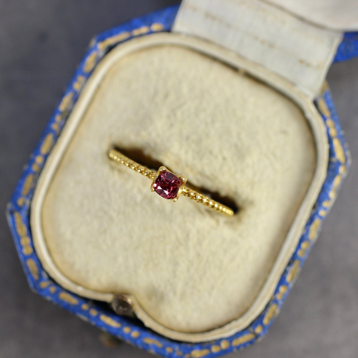 ピンクスピネル 0.23ct クッションカット 3.4mm×3.2mm×2.5mm【MJ2757】