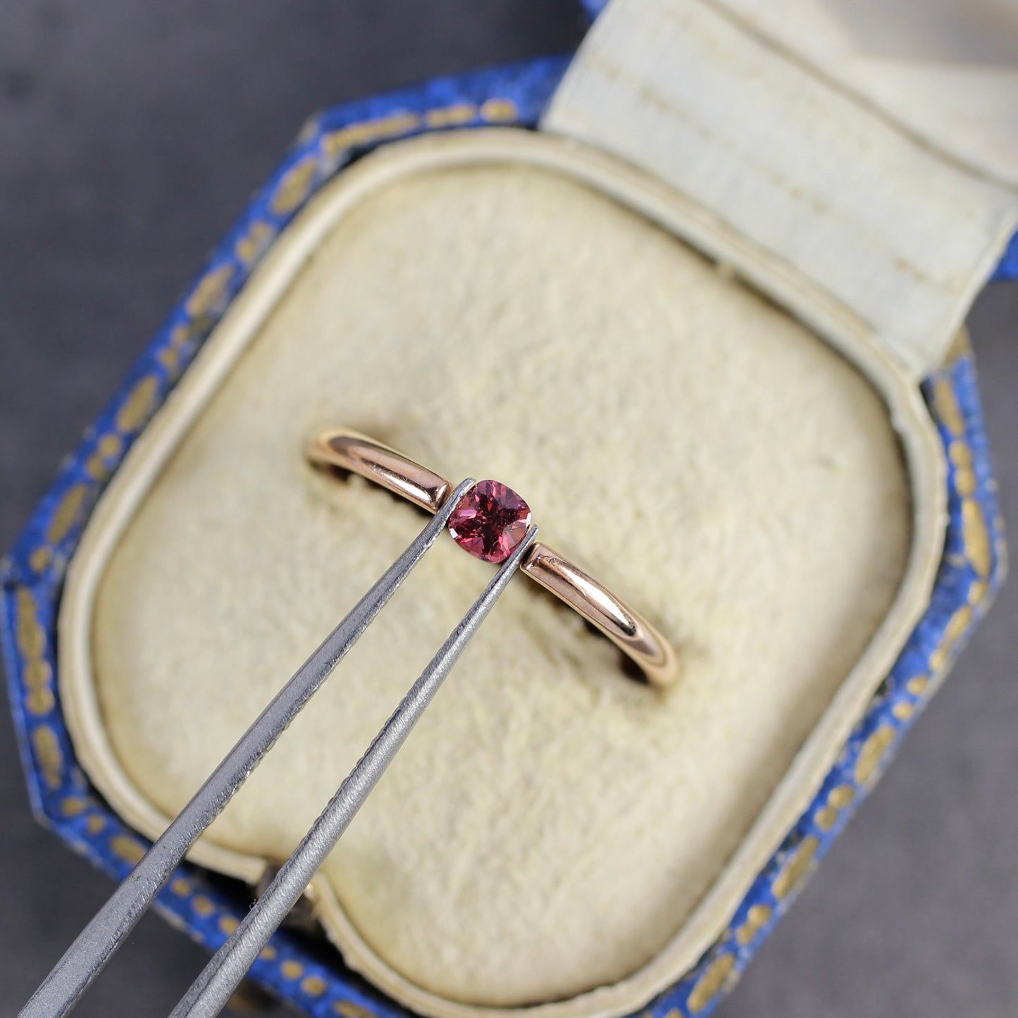 ピンクスピネル 0.23ct クッションカット 3.4mm×3.2mm×2.5mm【MJ2757】