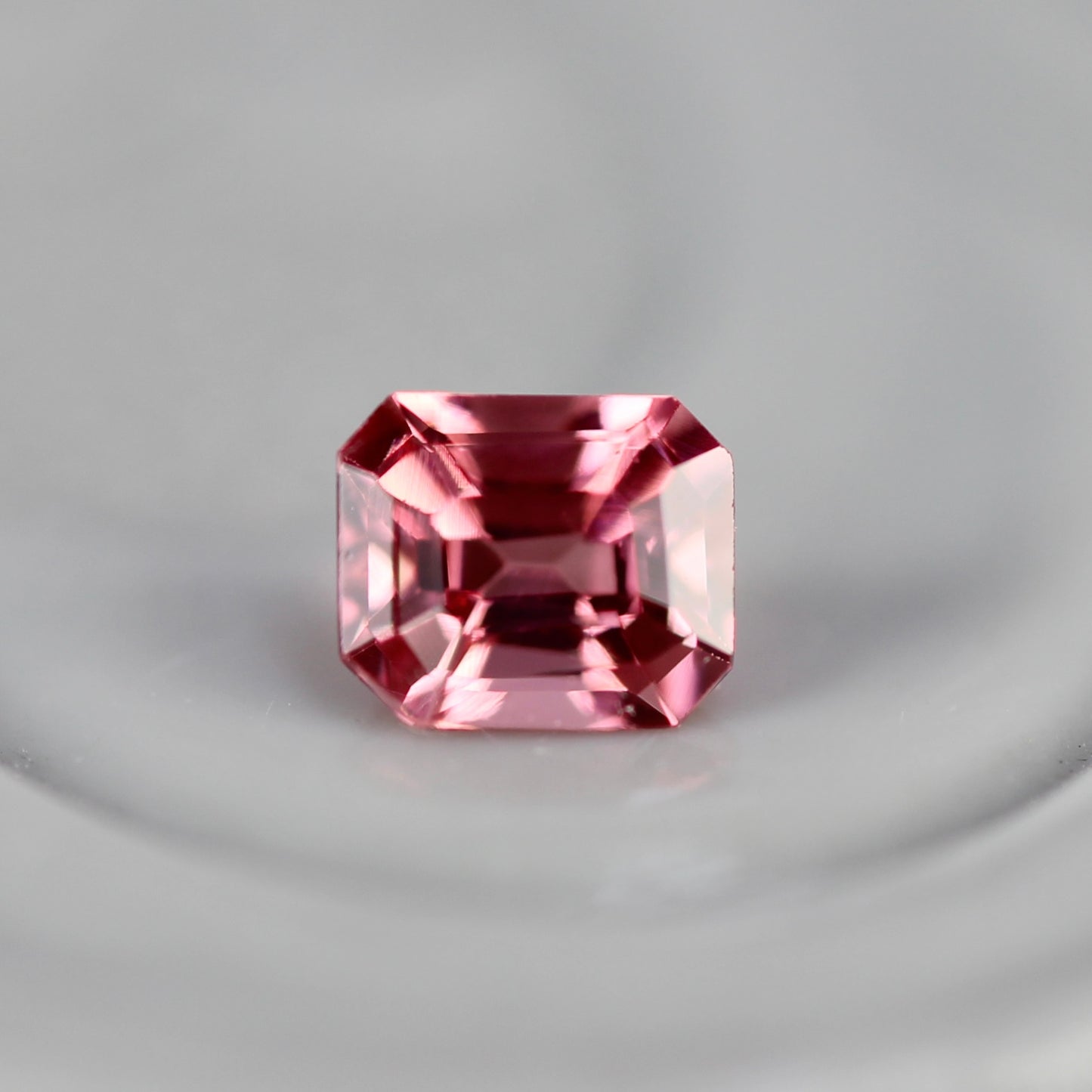 ピンクスピネル 0.12ct エメラルドカット 3.0mm×2.5mm×2.0mm【MJ2758】