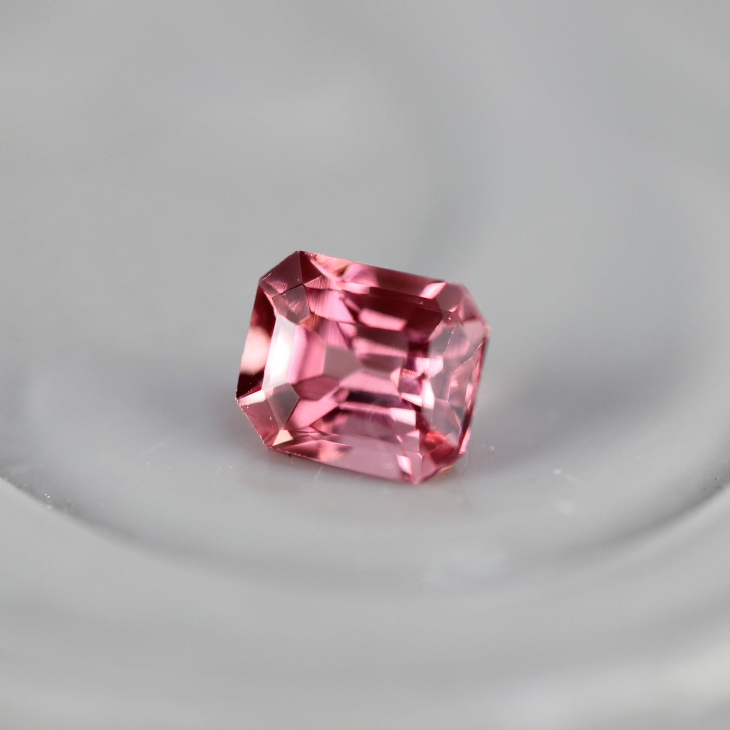 ピンクスピネル 0.12ct エメラルドカット 3.0mm×2.5mm×2.0mm【MJ2758】
