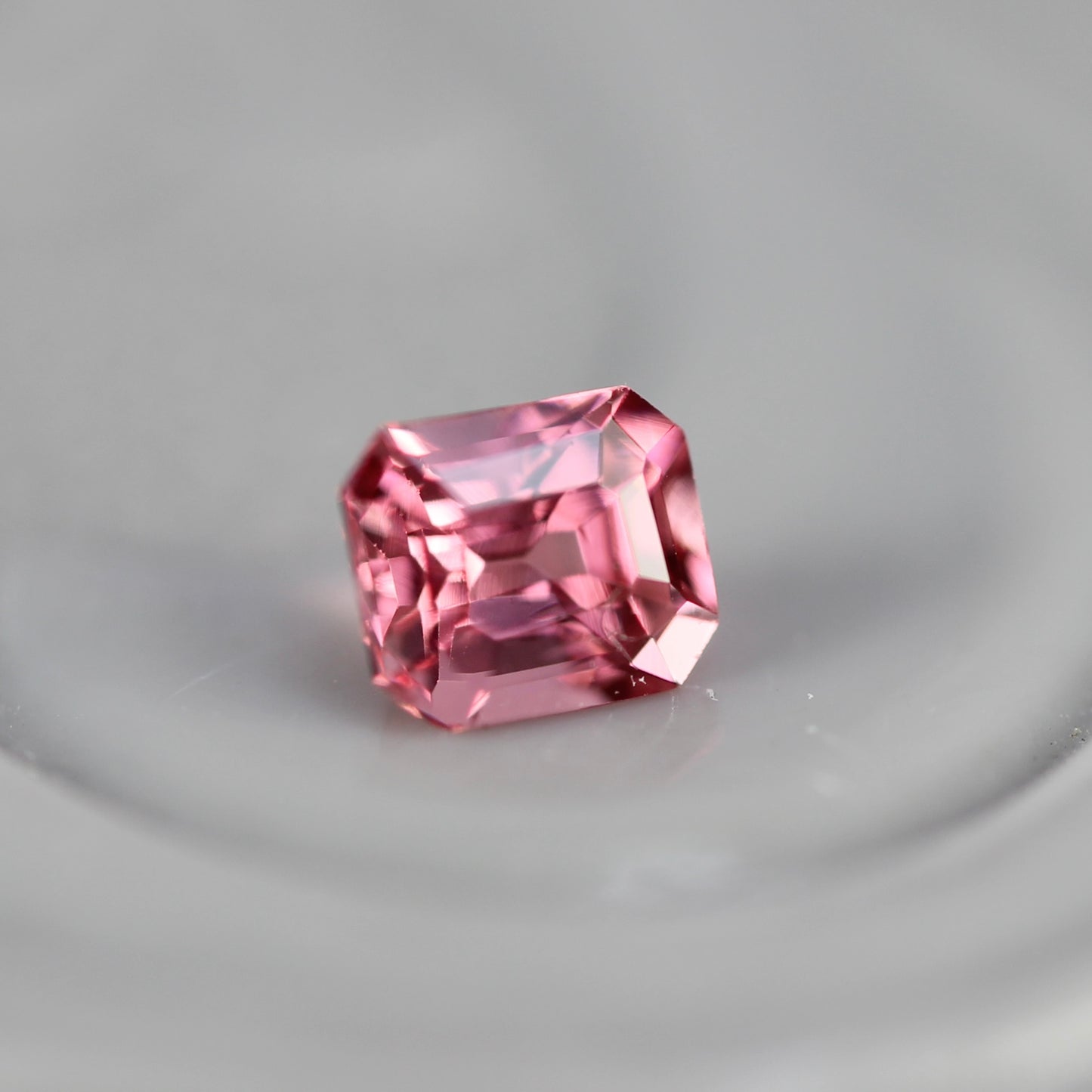 ピンクスピネル 0.12ct エメラルドカット 3.0mm×2.5mm×2.0mm【MJ2758】