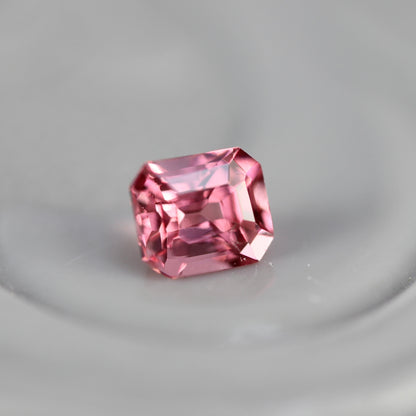 ピンクスピネル 0.12ct エメラルドカット 3.0mm×2.5mm×2.0mm【MJ2758】
