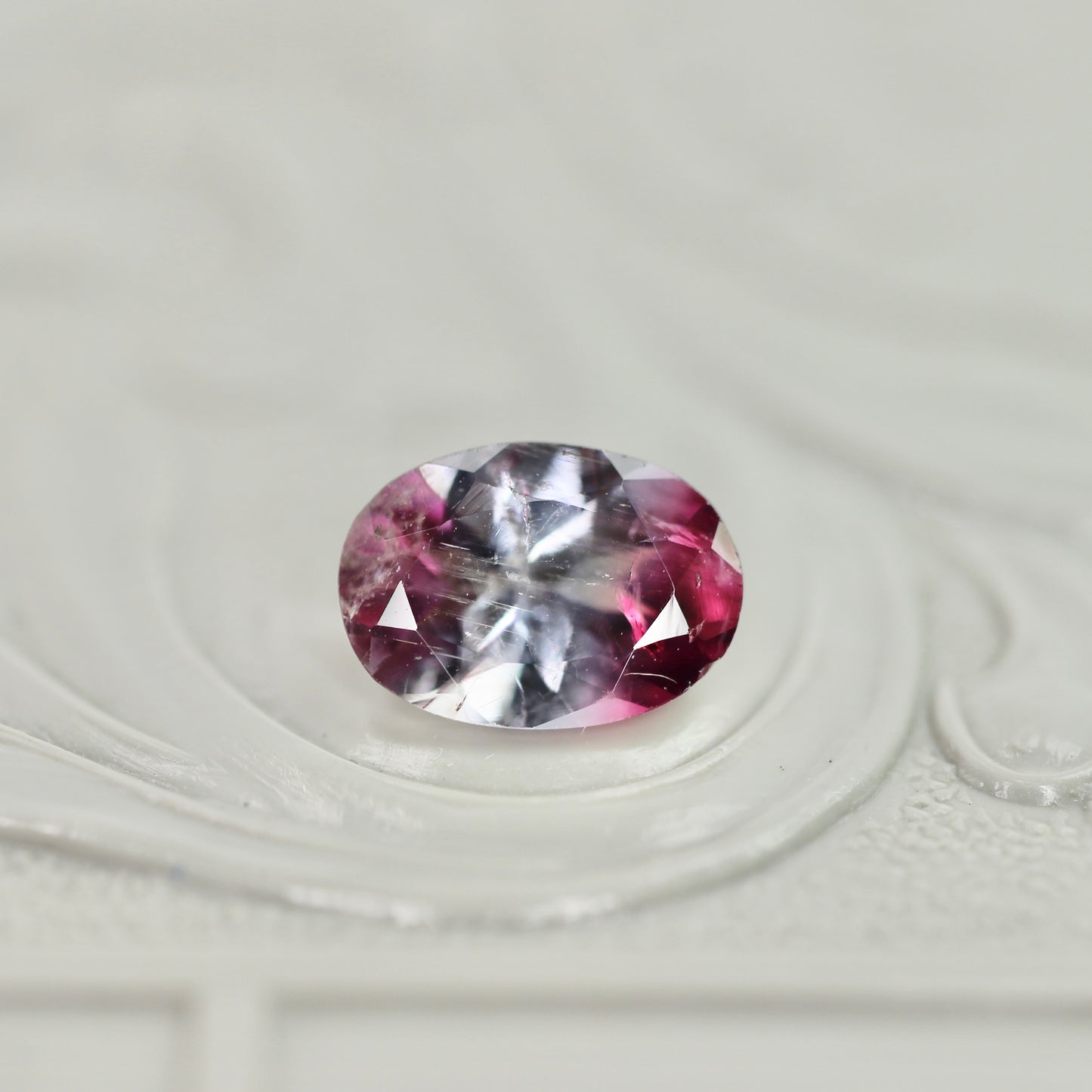 パーティカラードトルマリン 0.77ct オーバルカット 6.9mm×5.0mm×3.4mm【MJ3036】